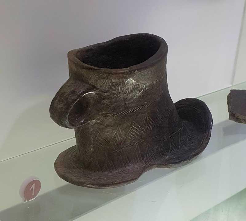 Vasul „Cizmuliță”, un obiect magico-religios, a fost ținut în holul unei școli și a devenit tezaur după 30 de ani 950335