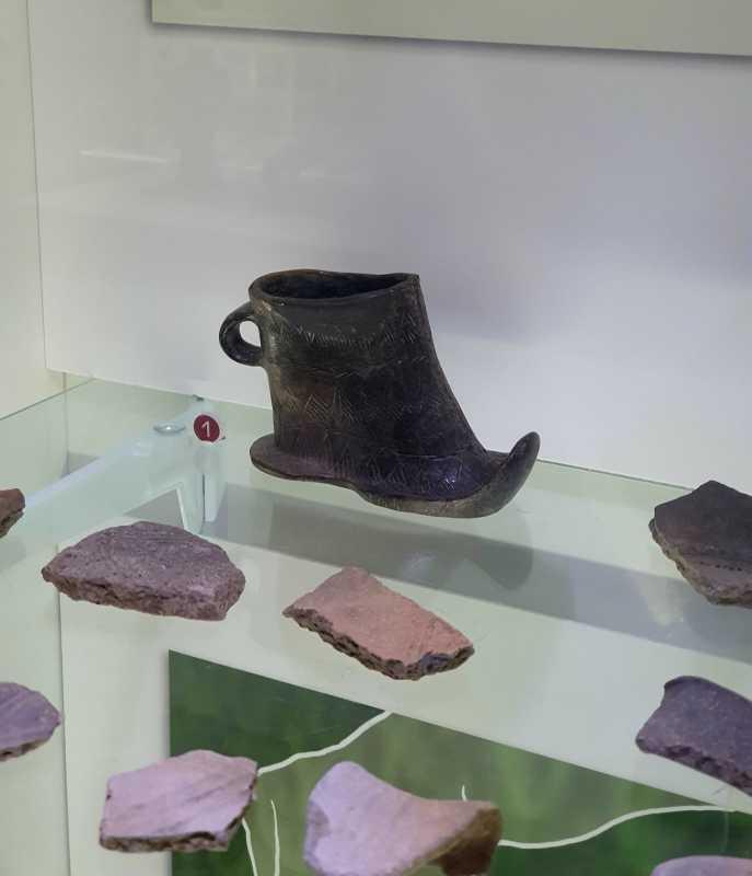 Vasul „Cizmuliță”, un obiect magico-religios, a fost ținut în holul unei școli și a devenit tezaur după 30 de ani 950336