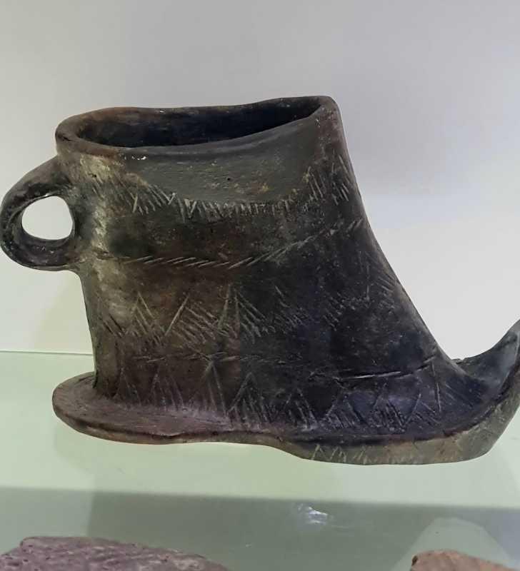 Vasul „Cizmuliță”, un obiect magico-religios, a fost ținut în holul unei școli și a devenit tezaur după 30 de ani 950338