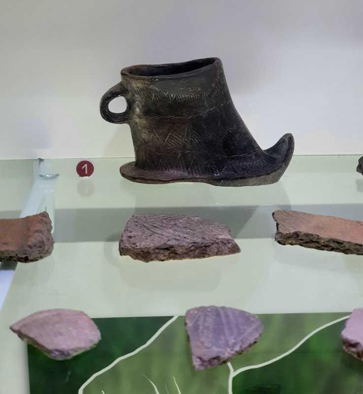 Vasul „Cizmuliță”, un obiect magico-religios, a fost ținut în holul unei școli și a devenit tezaur după 30 de ani 950339