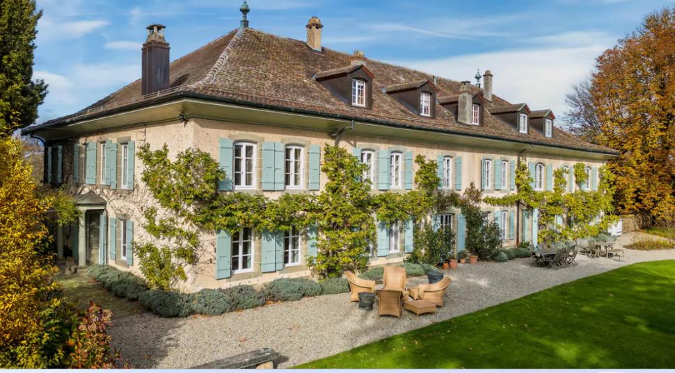 Vila elvețiană „La Paisible” a lui Audrey Hepburn a fost scoasă la vânzare. Proprietatea are 12 camere, 5 șemineuri, parc și piscină 950645