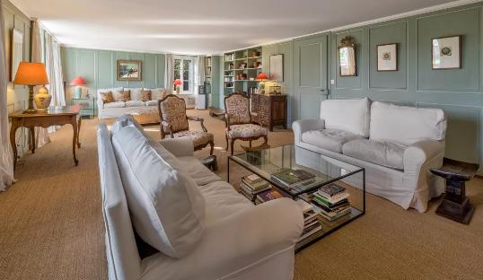 Vila elvețiană „La Paisible” a lui Audrey Hepburn a fost scoasă la vânzare. Proprietatea are 12 camere, 5 șemineuri, parc și piscină 950646