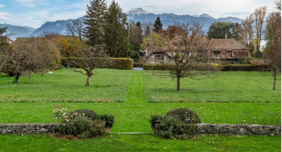 Vila elvețiană „La Paisible” a lui Audrey Hepburn a fost scoasă la vânzare. Proprietatea are 12 camere, 5 șemineuri, parc și piscină 950648