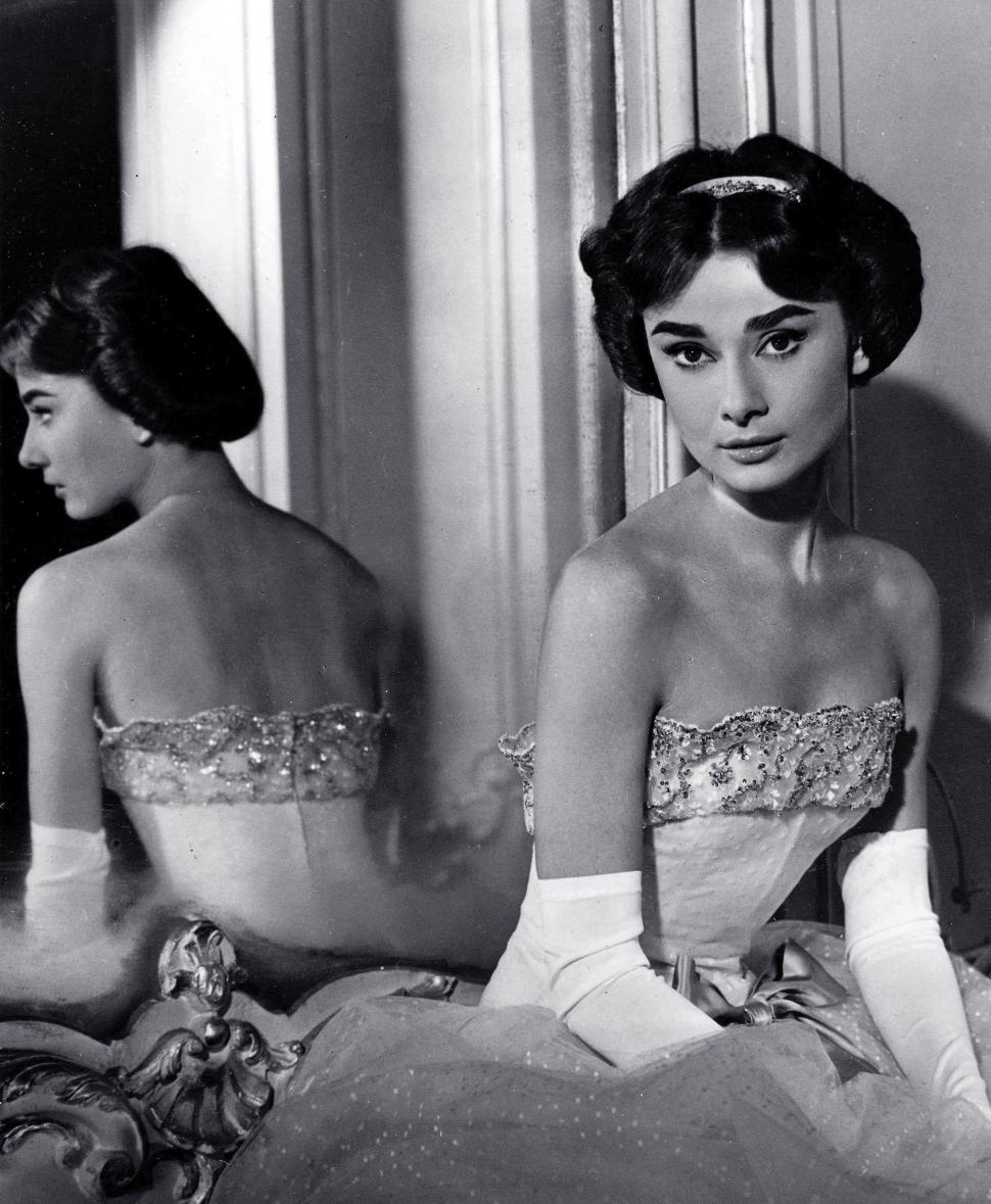 Vila elvețiană „La Paisible” a lui Audrey Hepburn a fost scoasă la vânzare. Proprietatea are 12 camere, 5 șemineuri, parc și piscină 950649