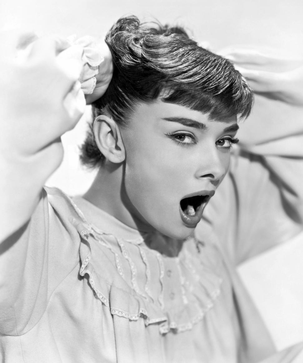 Vila elvețiană „La Paisible” a lui Audrey Hepburn a fost scoasă la vânzare. Proprietatea are 12 camere, 5 șemineuri, parc și piscină 950654