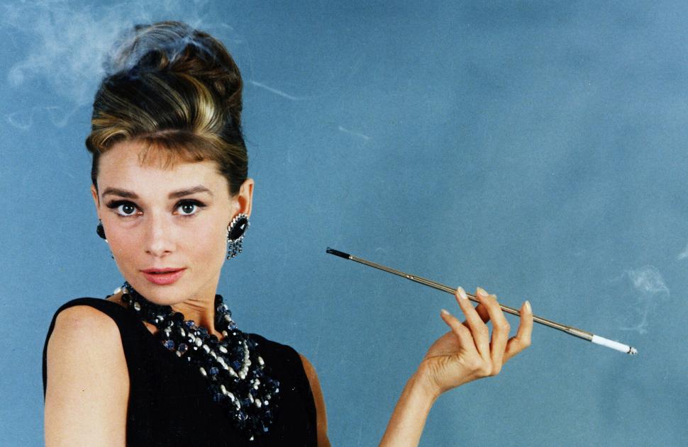 Vila elvețiană „La Paisible” a lui Audrey Hepburn a fost scoasă la vânzare. Proprietatea are 12 camere, 5 șemineuri, parc și piscină 950657