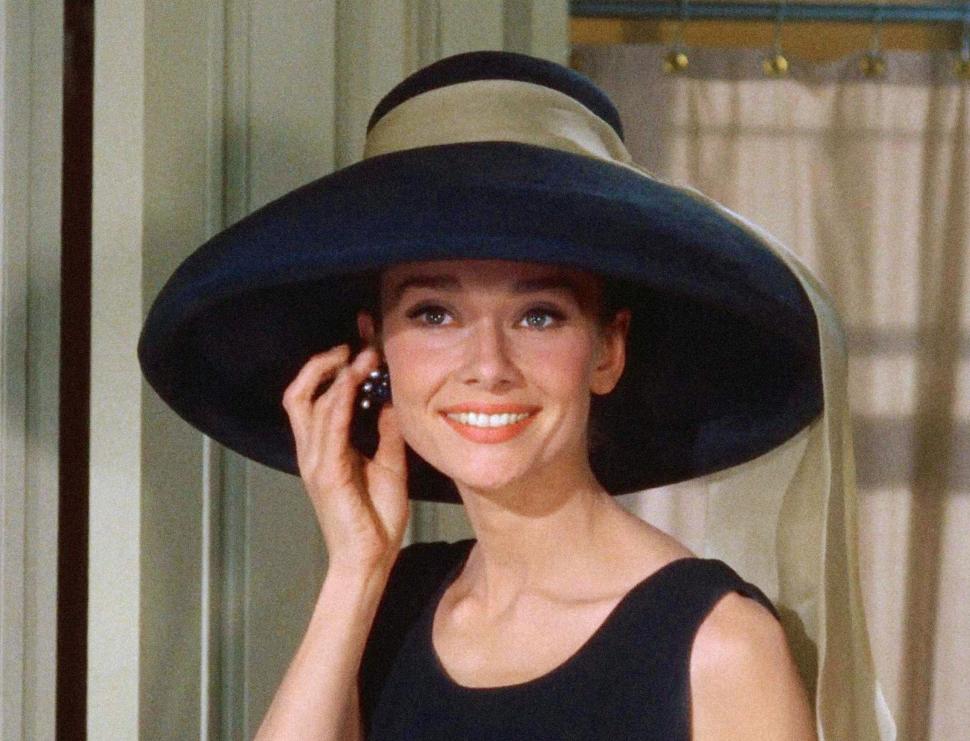 Vila elvețiană „La Paisible” a lui Audrey Hepburn a fost scoasă la vânzare. Proprietatea are 12 camere, 5 șemineuri, parc și piscină 950658