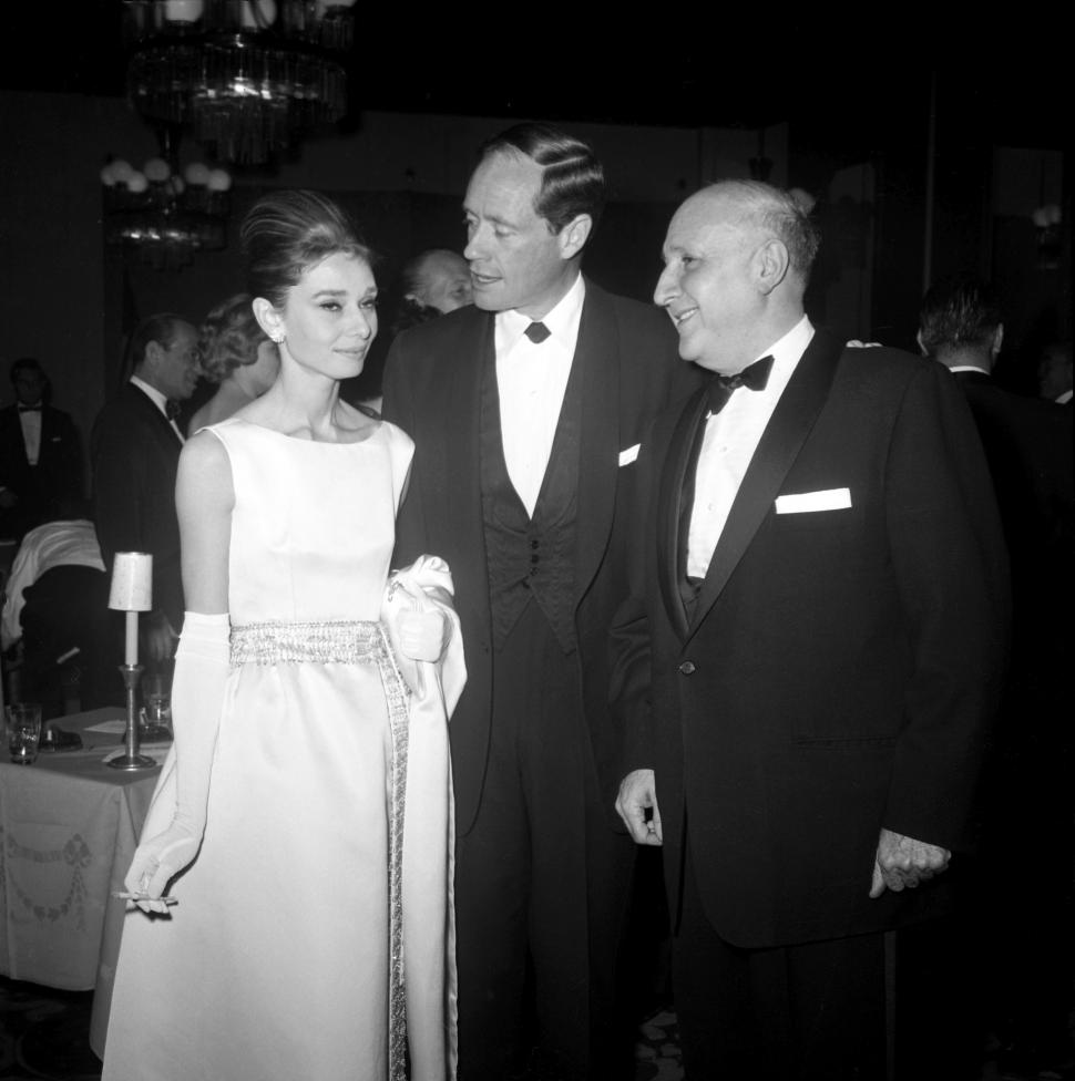 Vila elvețiană „La Paisible” a lui Audrey Hepburn a fost scoasă la vânzare. Proprietatea are 12 camere, 5 șemineuri, parc și piscină 950659