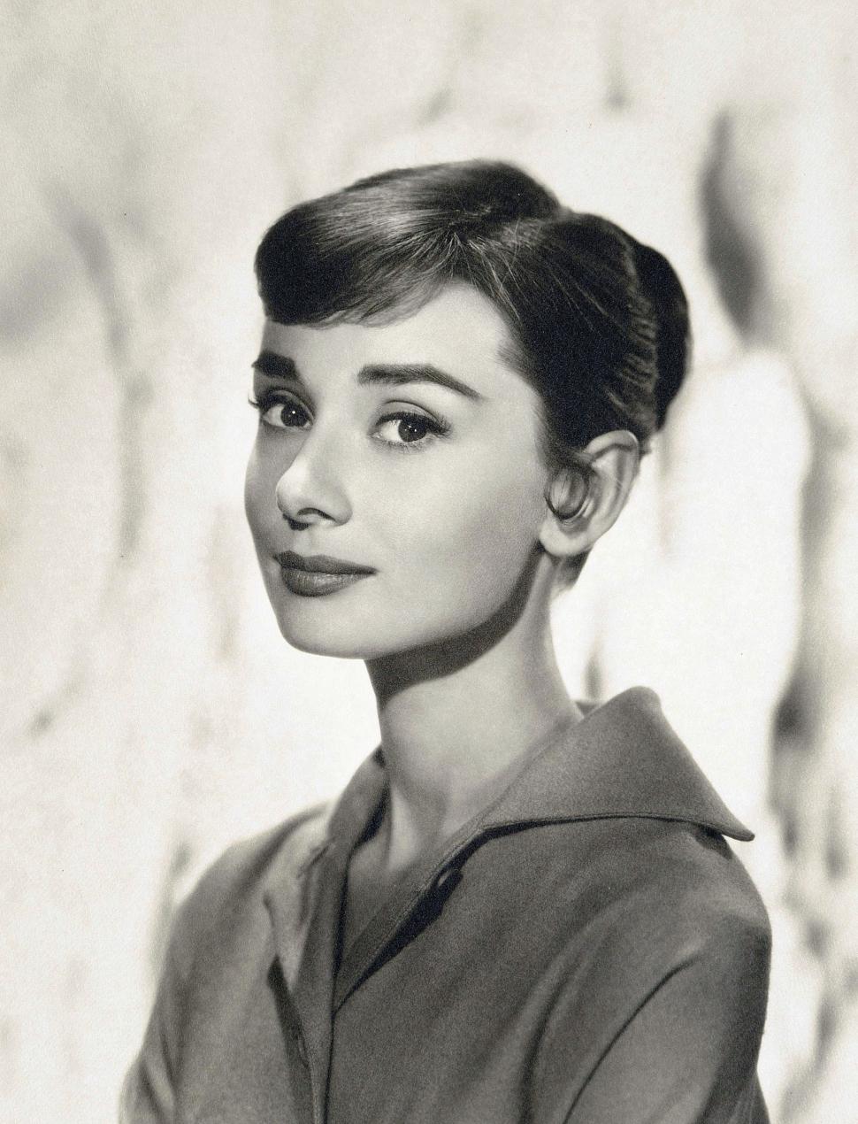 Vila elvețiană „La Paisible” a lui Audrey Hepburn a fost scoasă la vânzare. Proprietatea are 12 camere, 5 șemineuri, parc și piscină 950660