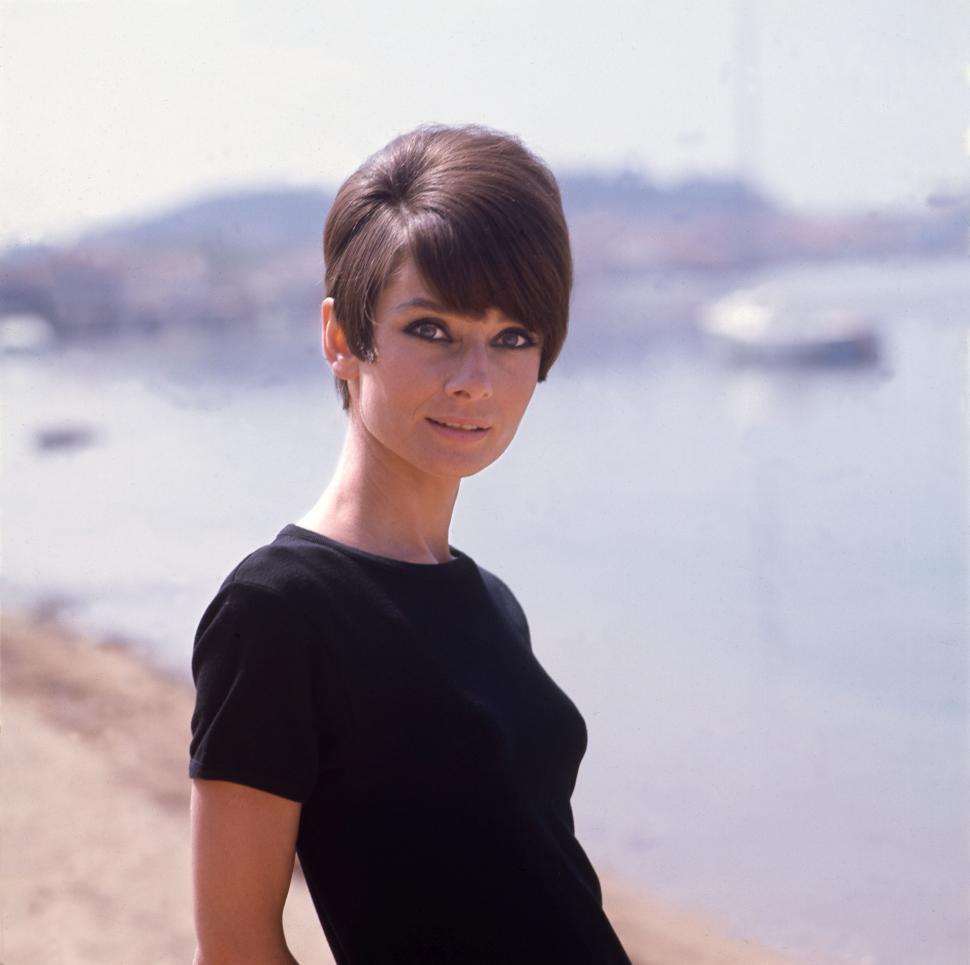 Vila elvețiană „La Paisible” a lui Audrey Hepburn a fost scoasă la vânzare. Proprietatea are 12 camere, 5 șemineuri, parc și piscină 950662