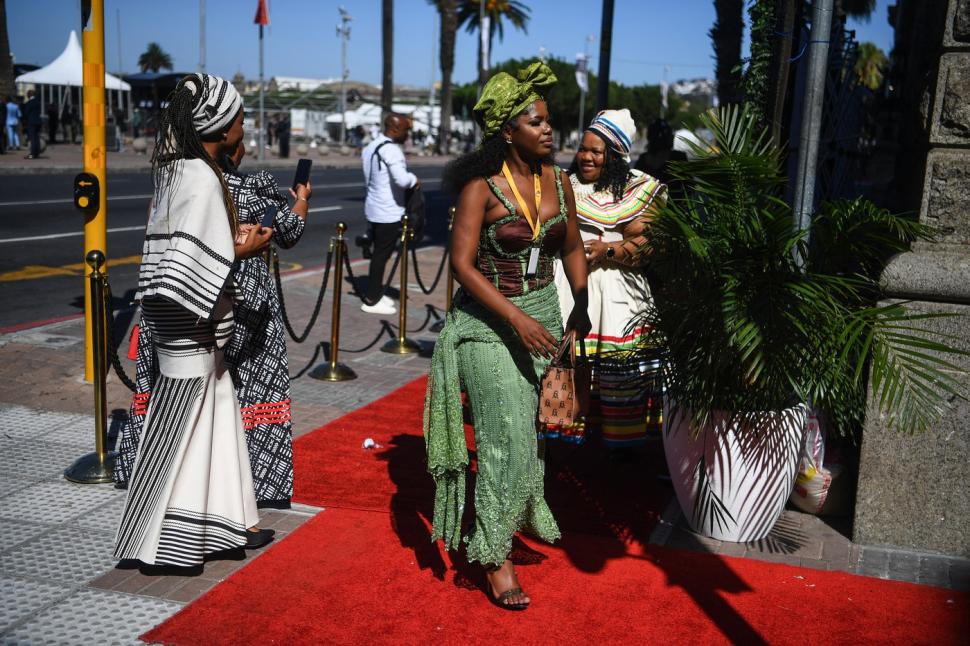 Pantofi aurii și rochii extravagante. Defilare pe covorul roșu ca la Grammy la cel mai mare eveniment politic din Africa de Sud 950892