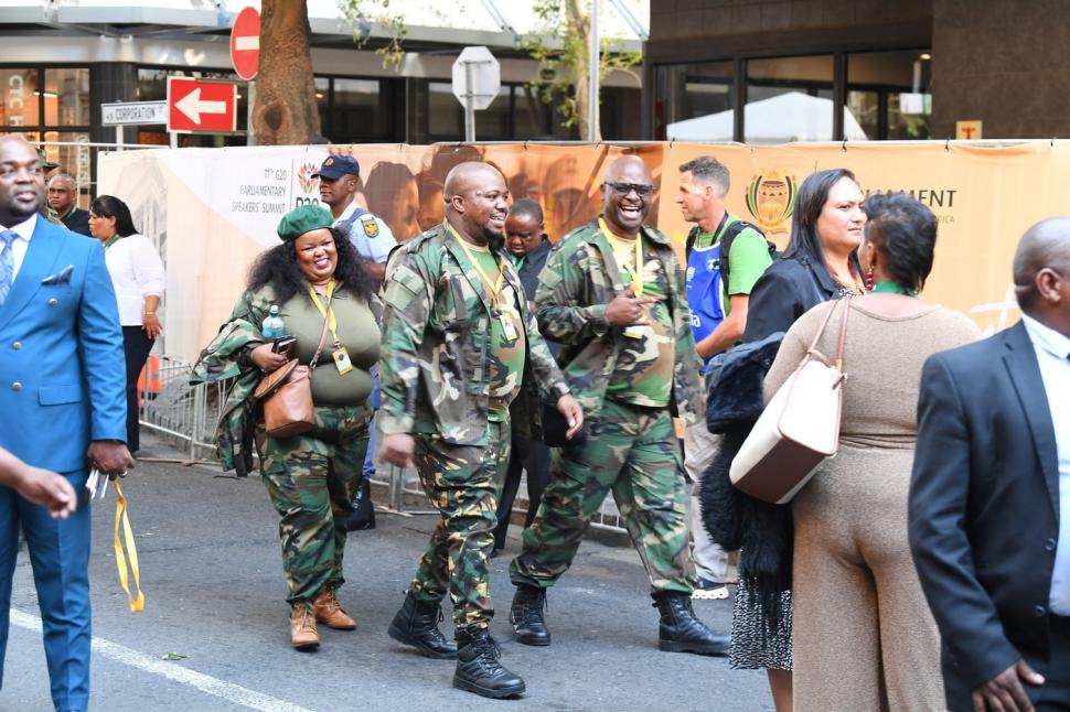 Pantofi aurii și rochii extravagante. Defilare pe covorul roșu ca la Grammy la cel mai mare eveniment politic din Africa de Sud 950894