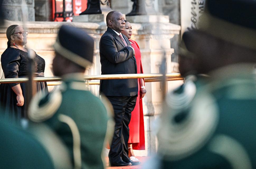 Pantofi aurii și rochii extravagante. Defilare pe covorul roșu ca la Grammy la cel mai mare eveniment politic din Africa de Sud 950899