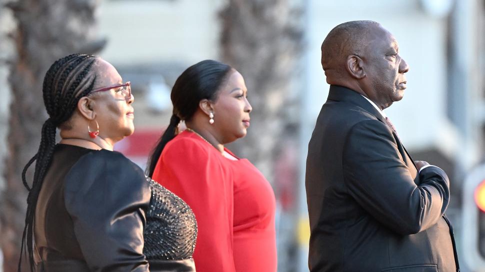 Pantofi aurii și rochii extravagante. Defilare pe covorul roșu ca la Grammy la cel mai mare eveniment politic din Africa de Sud 950900