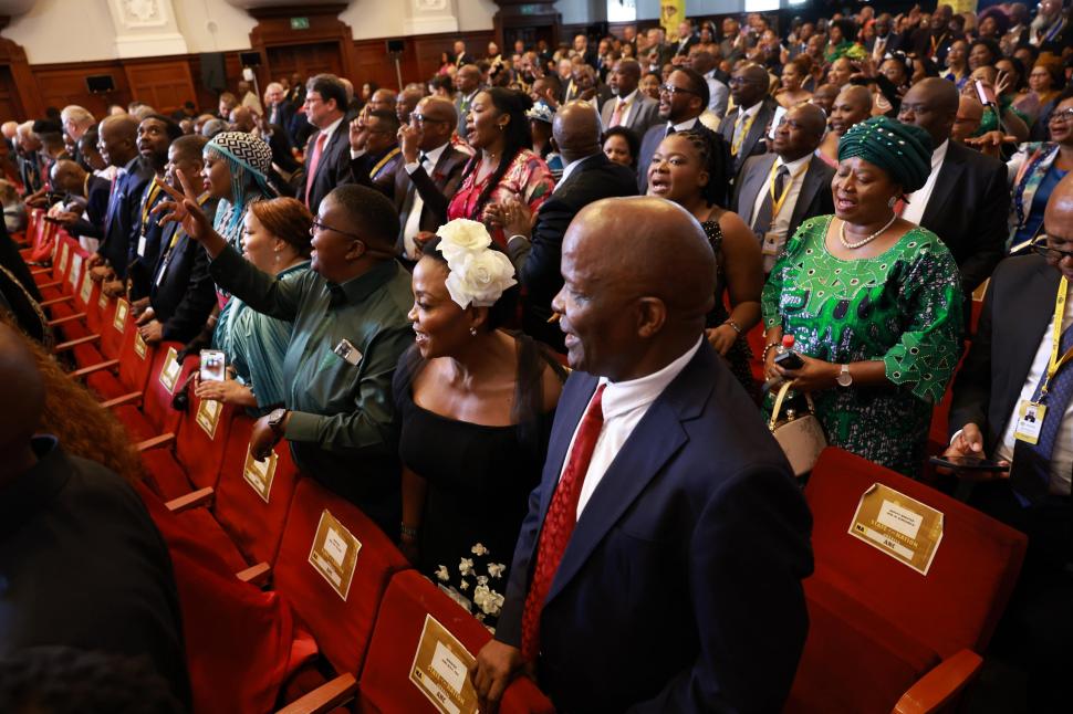 Pantofi aurii și rochii extravagante. Defilare pe covorul roșu ca la Grammy la cel mai mare eveniment politic din Africa de Sud 950901