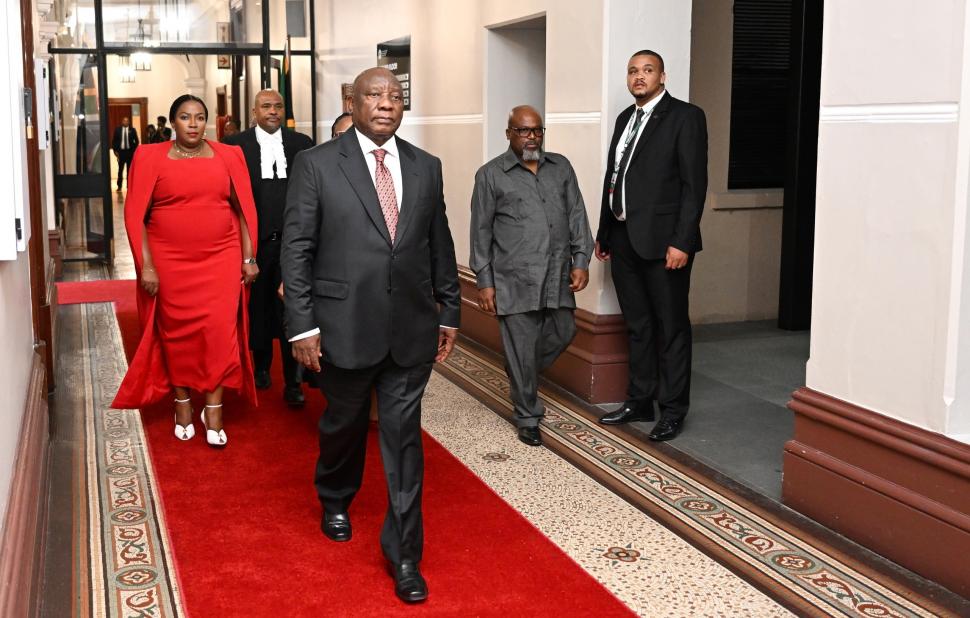 Pantofi aurii și rochii extravagante. Defilare pe covorul roșu ca la Grammy la cel mai mare eveniment politic din Africa de Sud 950902