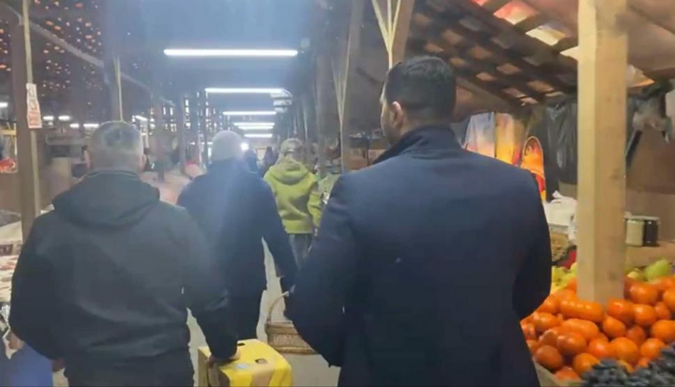 Călin Georgescu a mers la piață cu soția și bodyguarzii. Cristela Georgescu: „Cel mai des cumpărăm pătrunjel cu frunza mică” 951191