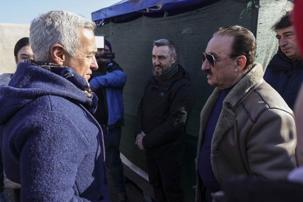 Călin Georgescu a mers la piață cu soția și bodyguarzii. Cristela Georgescu: „Cel mai des cumpărăm pătrunjel cu frunza mică” 951220