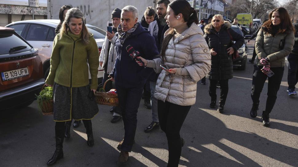 Călin Georgescu a mers la piață cu soția și bodyguarzii. Cristela Georgescu: „Cel mai des cumpărăm pătrunjel cu frunza mică” 951225