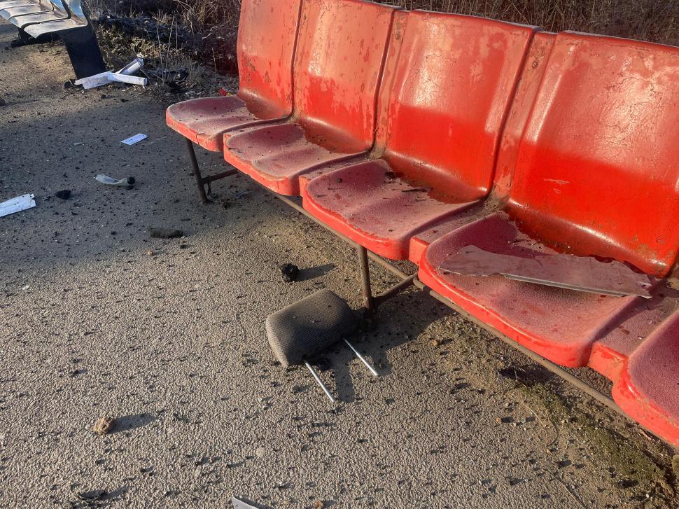 Un tren plin cu pasageri a spulberat un excavator care era pe șine. Momentul accidentului produs lângă București 951228