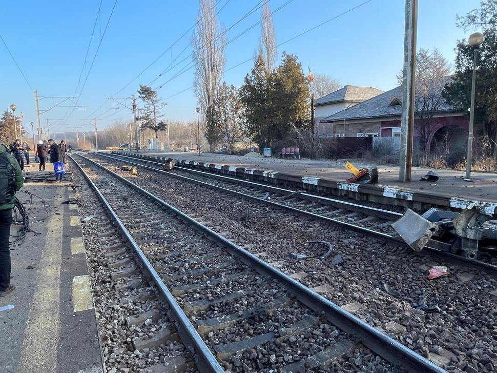 Un tren plin cu pasageri a spulberat un excavator care era pe șine. Momentul accidentului produs lângă București 951229