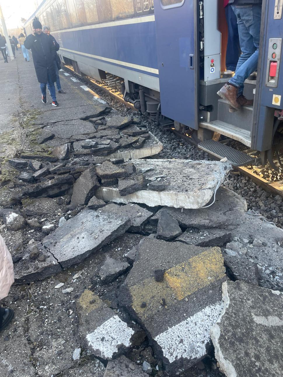 Un tren plin cu pasageri a spulberat un excavator care era pe șine. Momentul accidentului produs lângă București 951230