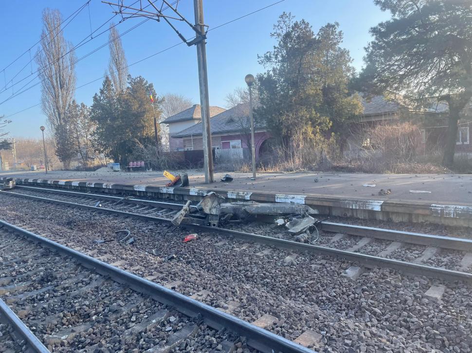 Un tren plin cu pasageri a spulberat un excavator care era pe șine. Momentul accidentului produs lângă București 951231