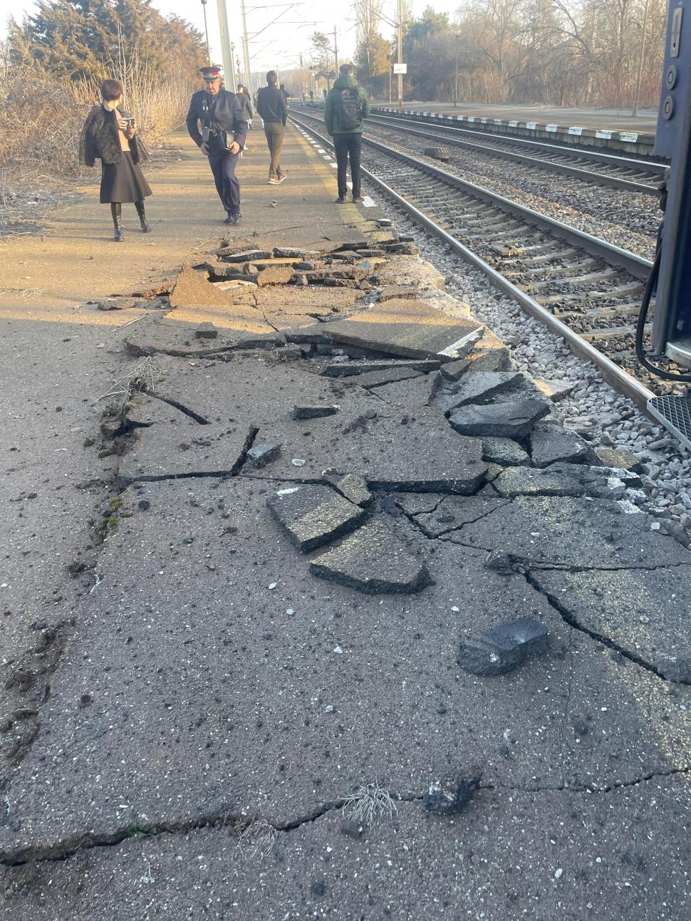 Un tren plin cu pasageri a spulberat un excavator care era pe șine. Momentul accidentului produs lângă București 951232