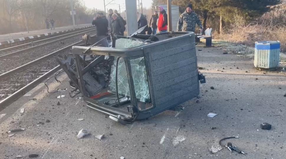 Un tren plin cu pasageri a spulberat un excavator care era pe șine. Momentul accidentului produs lângă București 951233
