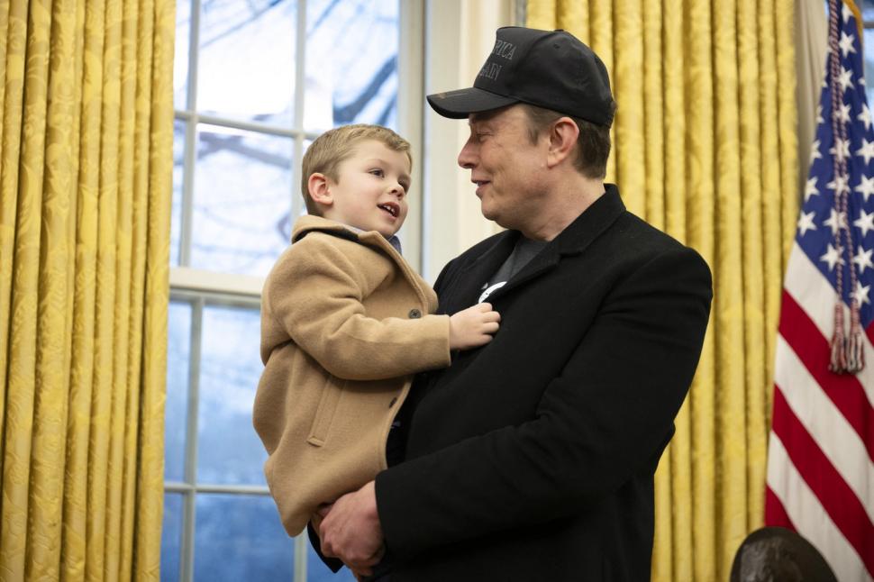 Băiețelul lui Elon Musk a atras toată atenția la o conferință de presă în Biroul Oval. "Mă tot prinde de urechi şi chestii din astea" 951601