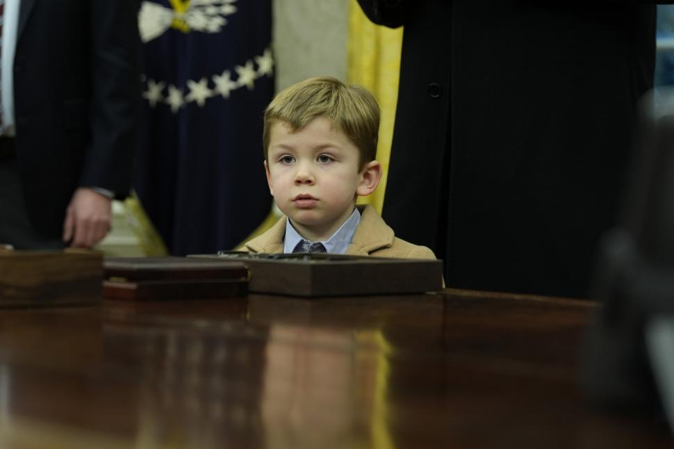 Băiețelul lui Elon Musk a atras toată atenția la o conferință de presă în Biroul Oval. "Mă tot prinde de urechi şi chestii din astea" 951604