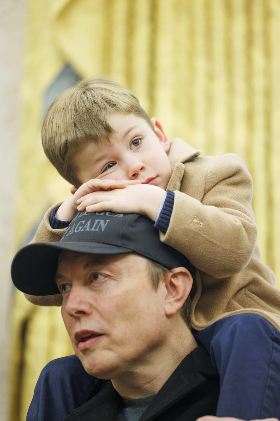 Băiețelul lui Elon Musk a atras toată atenția la o conferință de presă în Biroul Oval. "Mă tot prinde de urechi şi chestii din astea" 951605