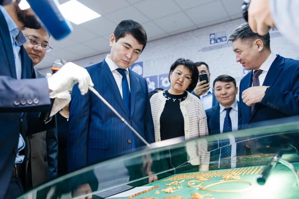 Descoperire arheologică valoroasă: 100 de bijuterii din aur cu leoparzi și tigri au fost găsite într-un mormânt vechi de 2.400 de ani 951630