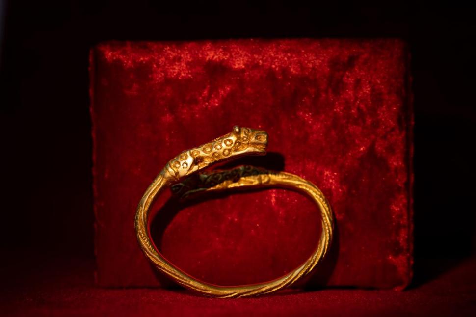 Descoperire arheologică valoroasă: 100 de bijuterii din aur cu leoparzi și tigri au fost găsite într-un mormânt vechi de 2.400 de ani 951631