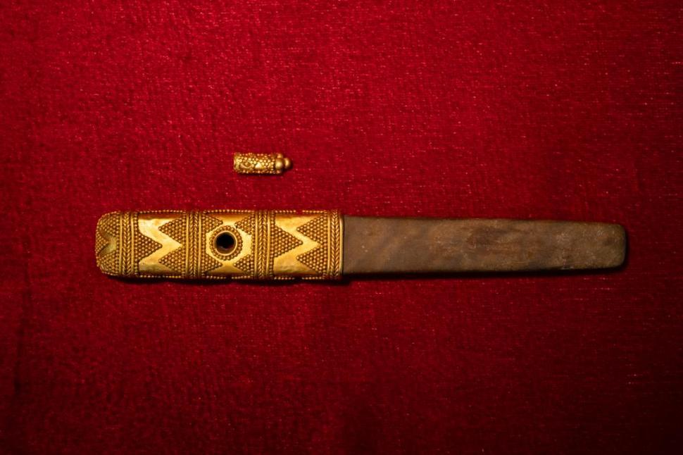 Descoperire arheologică valoroasă: 100 de bijuterii din aur cu leoparzi și tigri au fost găsite într-un mormânt vechi de 2.400 de ani 951633