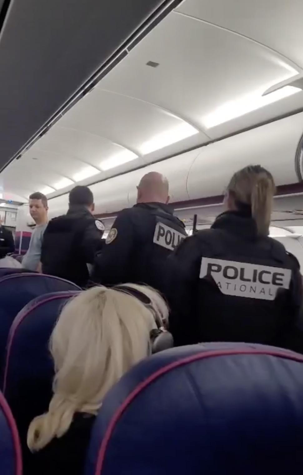 Intervenție în forță la zborul Wizz Air Basel - București: Doi români au fost evacuați. Unul fuma în toaletă, celălalt era beat 951853