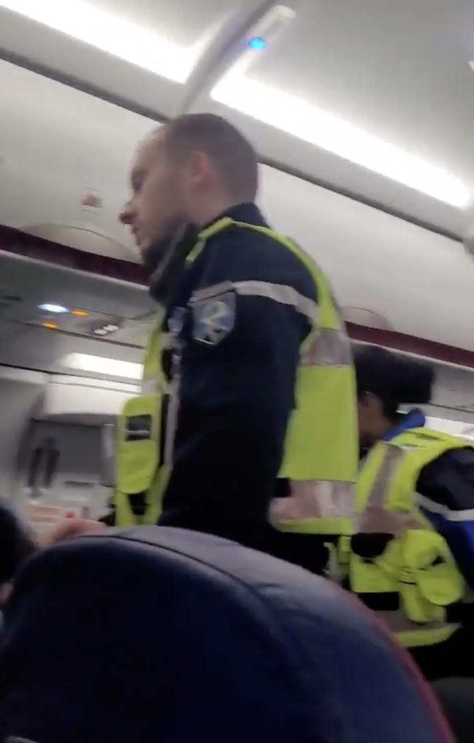 Intervenție în forță la zborul Wizz Air Basel - București: Doi români au fost evacuați. Unul fuma în toaletă, celălalt era beat 951854