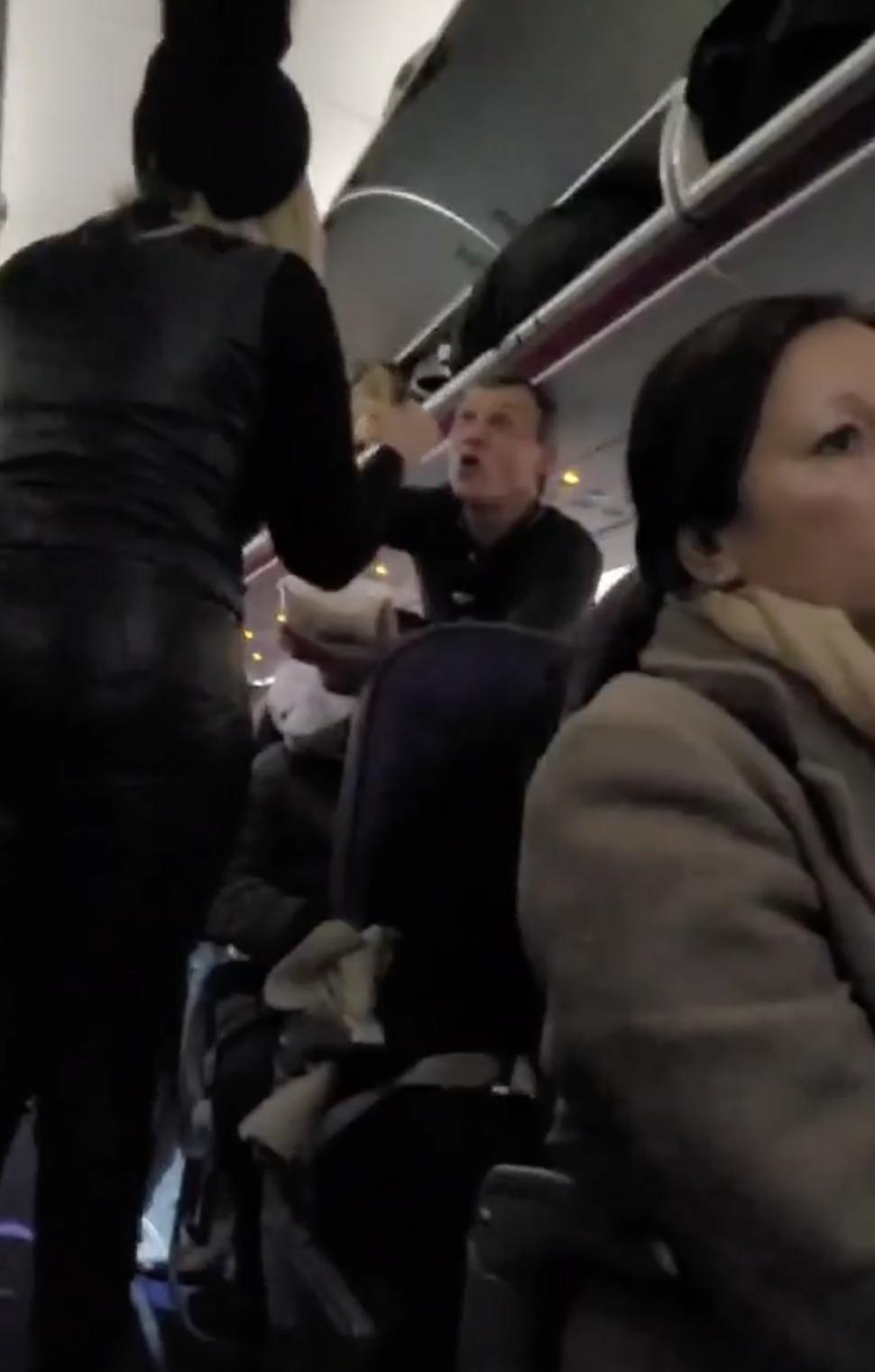 Intervenție în forță la zborul Wizz Air Basel - București: Doi români au fost evacuați. Unul fuma în toaletă, celălalt era beat 951855