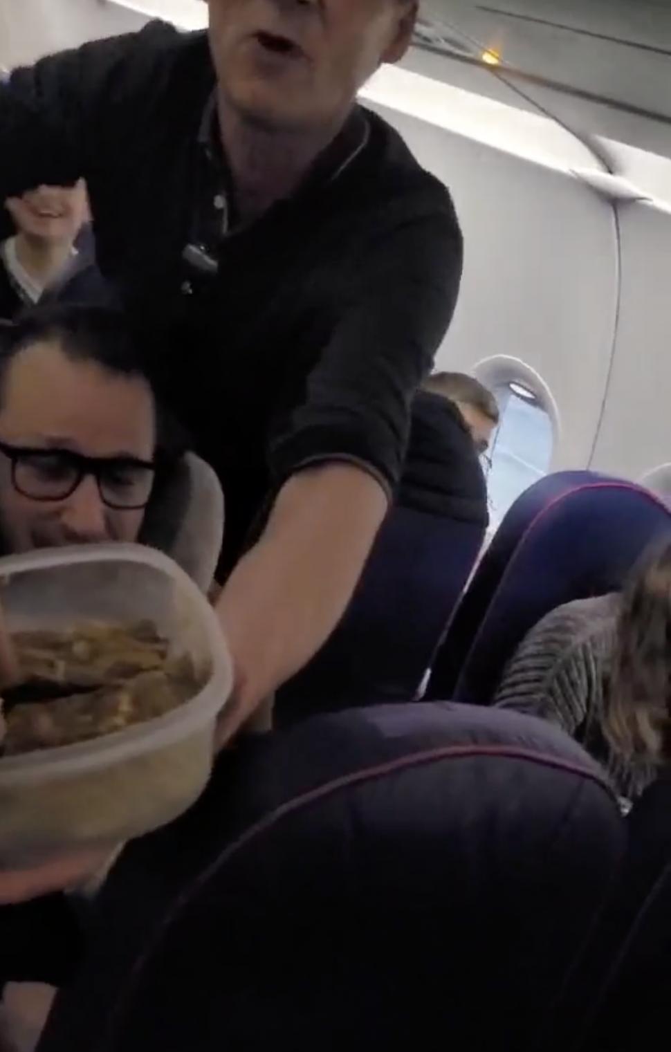 Intervenție în forță la zborul Wizz Air Basel - București: Doi români au fost evacuați. Unul fuma în toaletă, celălalt era beat 951856