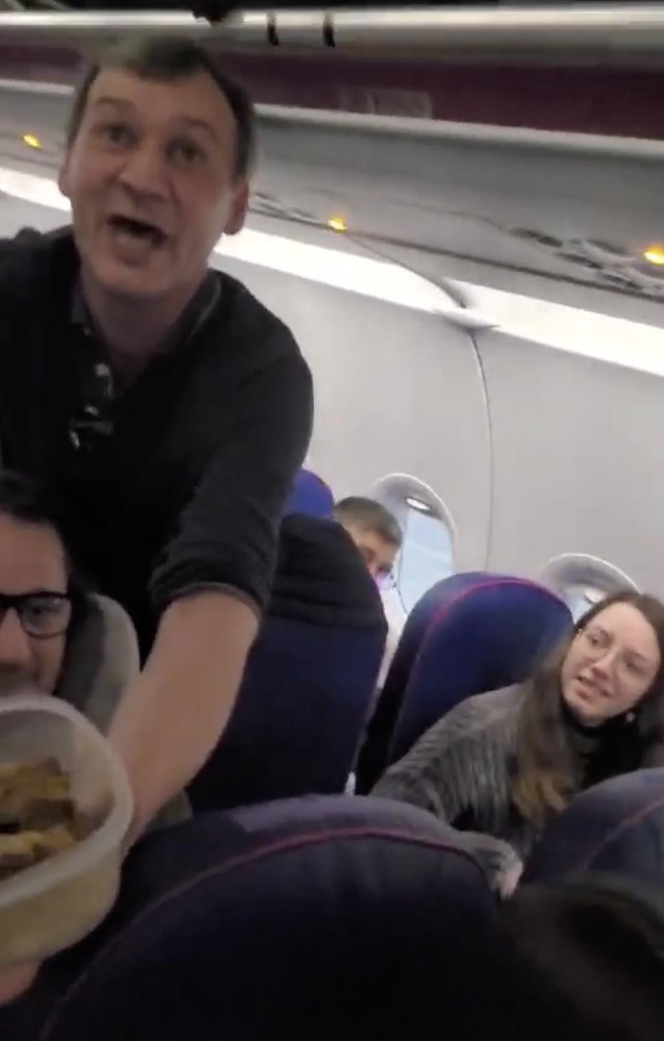 Intervenție în forță la zborul Wizz Air Basel - București: Doi români au fost evacuați. Unul fuma în toaletă, celălalt era beat 951857