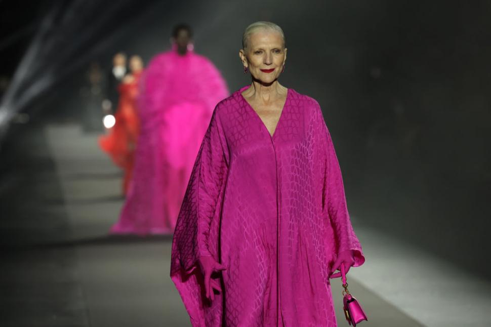 Mama lui Elon Musk a provocat o surpriză uriașă la un eveniment din New York. Cum a apărut pe scenă, la 76 de ani 951662