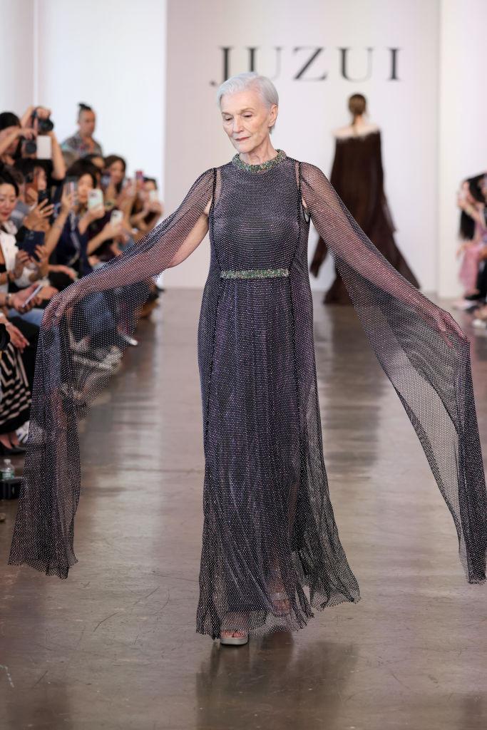 Mama lui Elon Musk a provocat o surpriză uriașă la un eveniment din New York. Cum a apărut pe scenă, la 76 de ani 951673