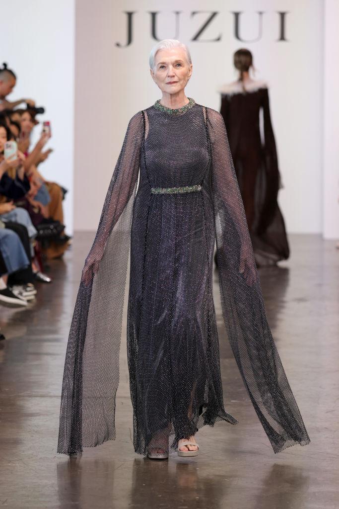 Mama lui Elon Musk a provocat o surpriză uriașă la un eveniment din New York. Cum a apărut pe scenă, la 76 de ani 951674