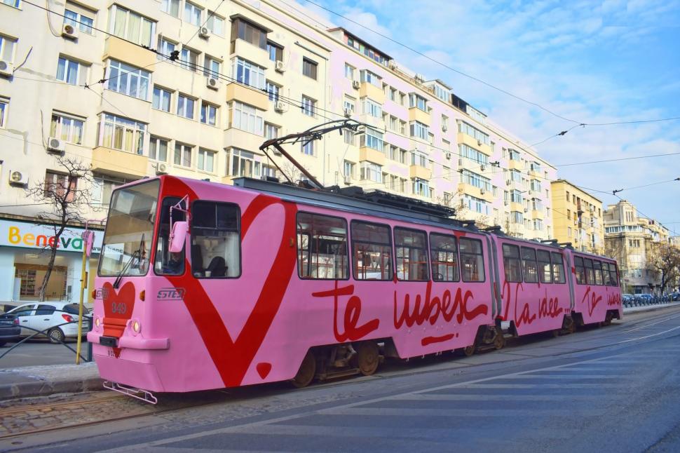 „Dragostea e pe șine”. „Tramvaiul Iubirii” circulă prin București de Ziua Îndrăgostiților. Pe ce rută poate fi văzut 952201