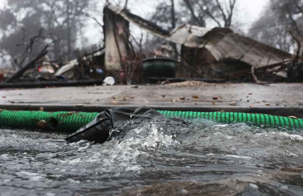 După incendiile devastatoare, Los Angeles a fost lovit de inundații și alunecări de teren. O mașină de pompieri a ajuns în ocean 952386
