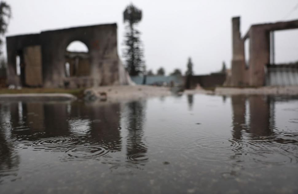 După incendiile devastatoare, Los Angeles a fost lovit de inundații și alunecări de teren. O mașină de pompieri a ajuns în ocean 952387