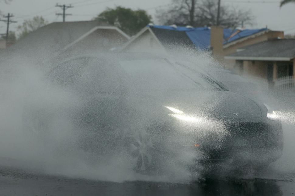 După incendiile devastatoare, Los Angeles a fost lovit de inundații și alunecări de teren. O mașină de pompieri a ajuns în ocean 952388