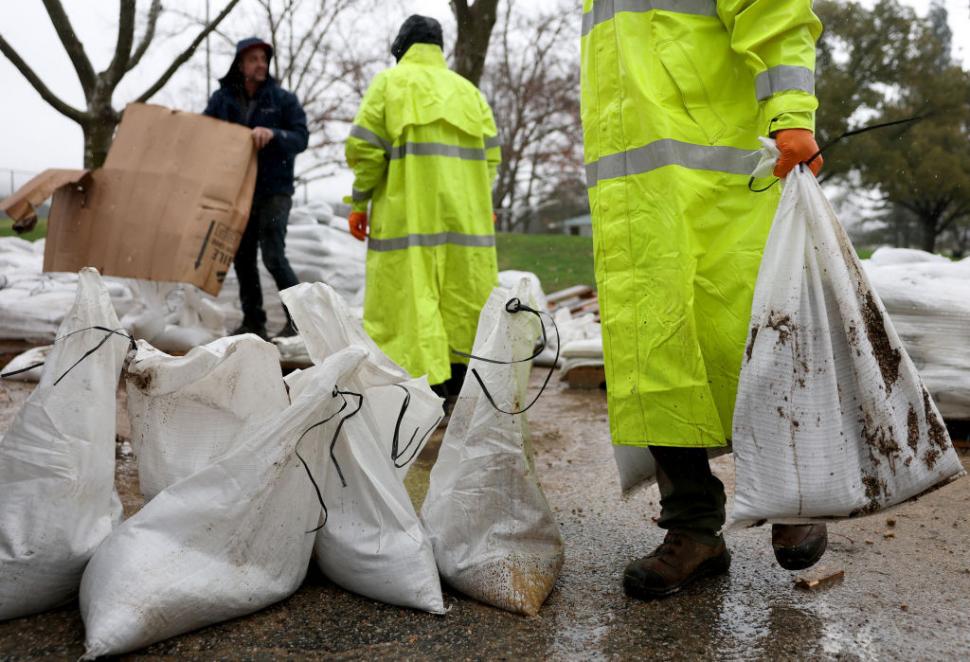 După incendiile devastatoare, Los Angeles a fost lovit de inundații și alunecări de teren. O mașină de pompieri a ajuns în ocean 952389