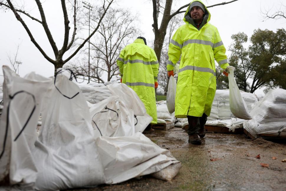 După incendiile devastatoare, Los Angeles a fost lovit de inundații și alunecări de teren. O mașină de pompieri a ajuns în ocean 952390