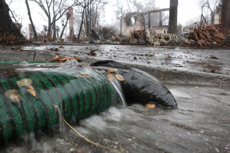 După incendiile devastatoare, Los Angeles a fost lovit de inundații și alunecări de teren. O mașină de pompieri a ajuns în ocean 952391